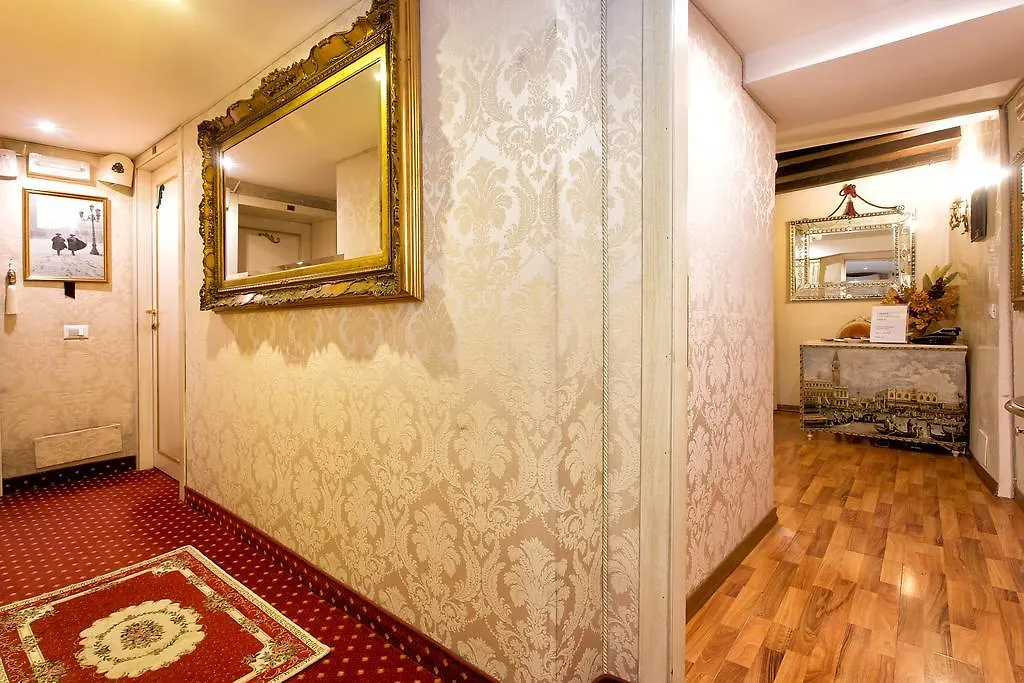 Ca' Della Loggia Bed & Breakfast Venice 2*,